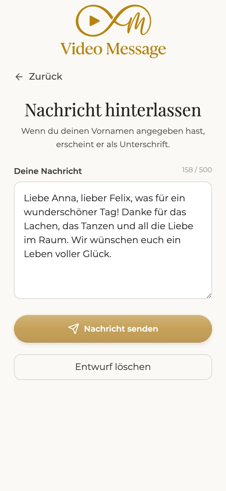 Der Gast schreibt eine Nachricht auf seinem Smartphone