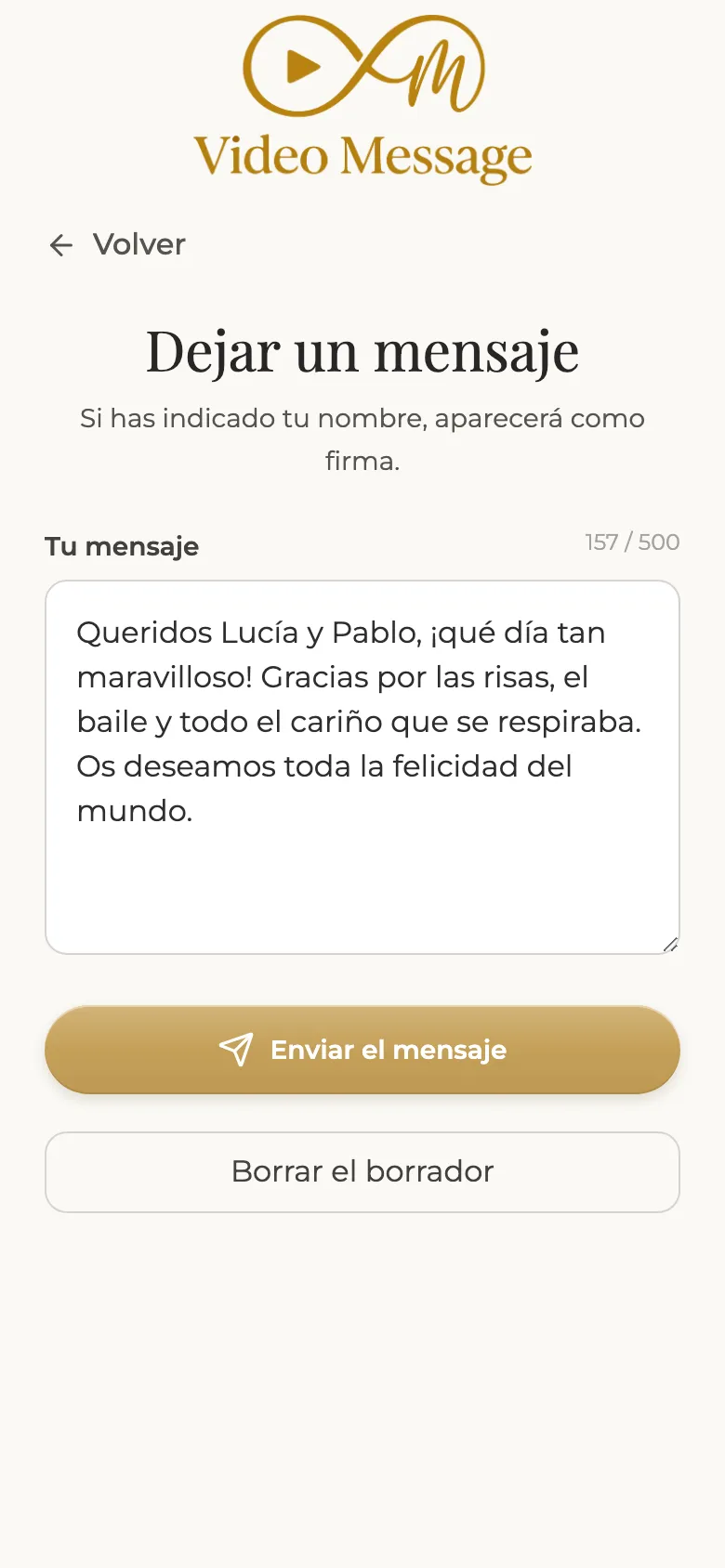 El invitado escribe un mensaje en su móvil