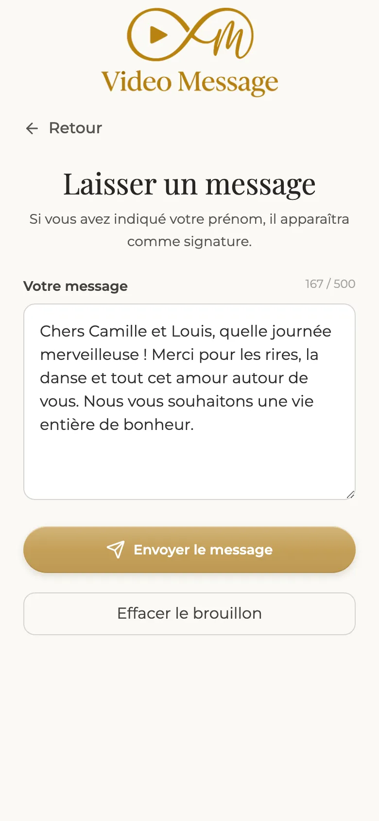 L'invité écrit un message sur son téléphone