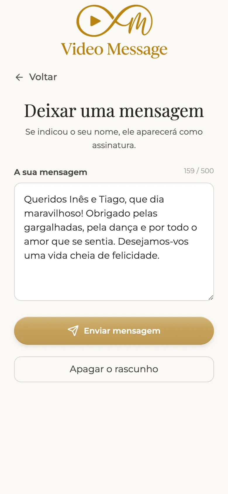 O convidado escreve uma mensagem no telemóvel